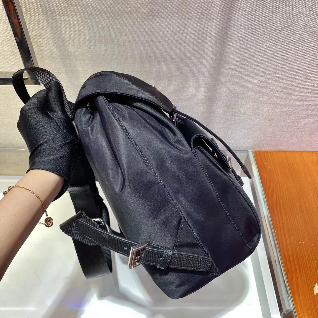 Prada Logo Plaque Backpack(23.5-28-12cm) - 