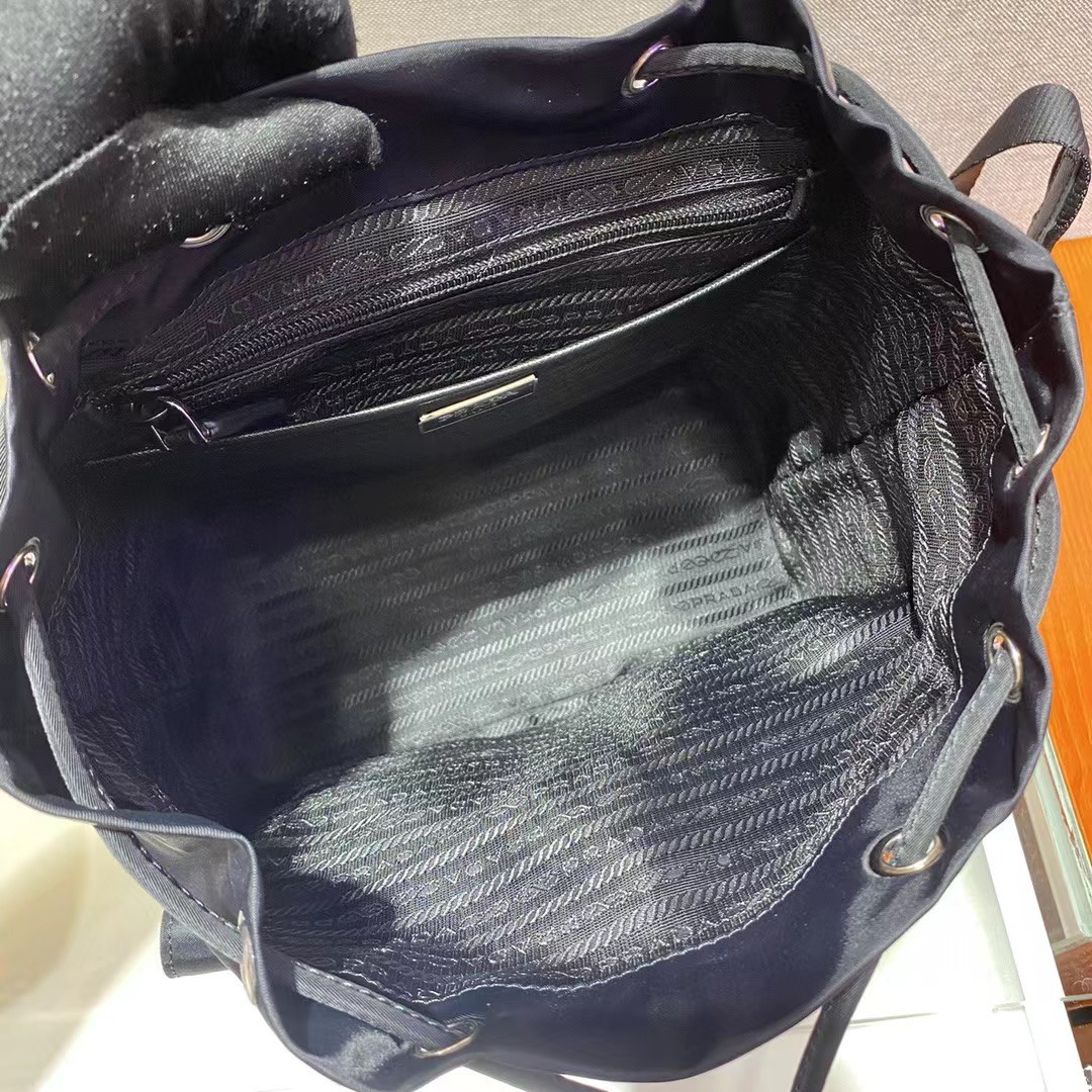 Prada Logo Plaque Backpack(23.5-28-12cm) - 