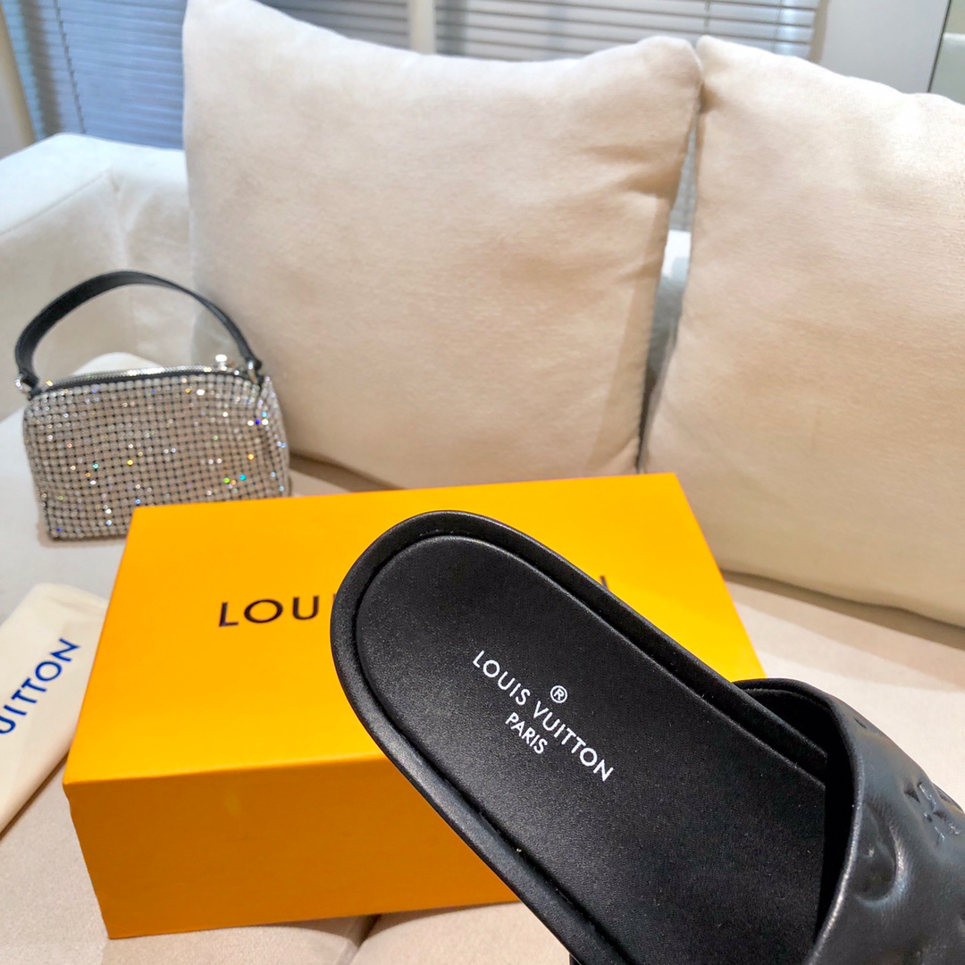 Louis Vuitton Slides - 