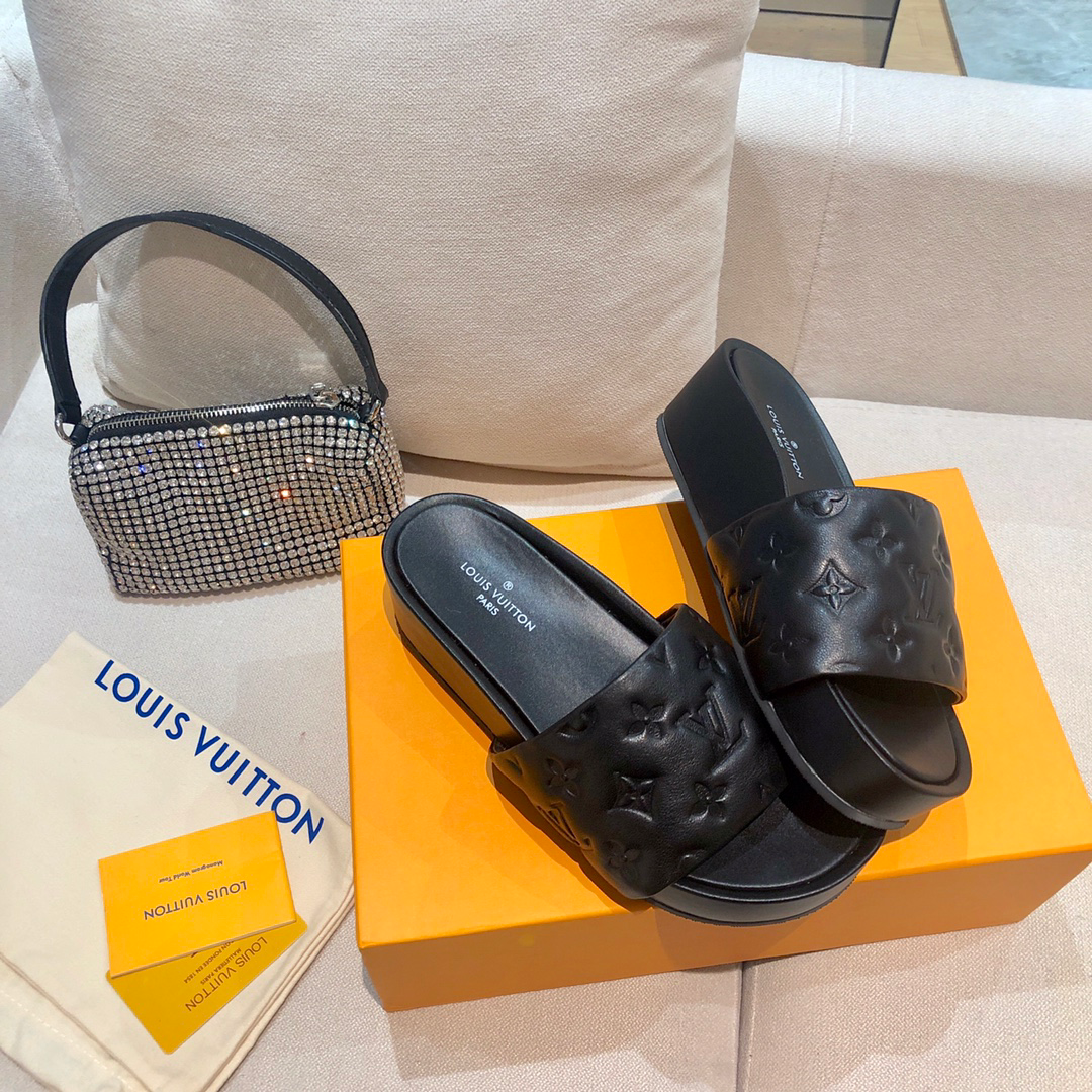Louis Vuitton Slides - 