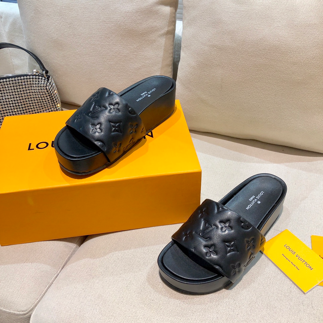 Louis Vuitton Slides - 