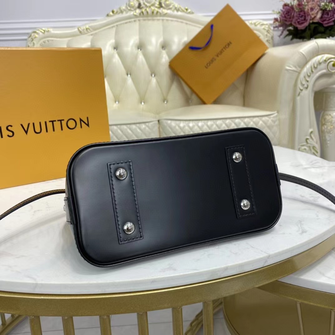 Louis Vuitton  Black Shoulder Bag （23.5-17.5-11.5CM） - 
