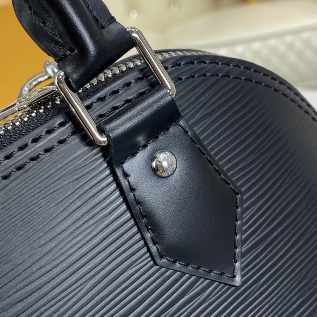 Louis Vuitton  Black Shoulder Bag （23.5-17.5-11.5CM） - 