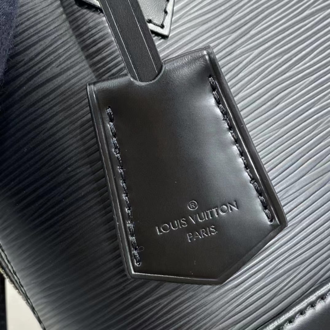 Louis Vuitton  Black Shoulder Bag （23.5-17.5-11.5CM） - 
