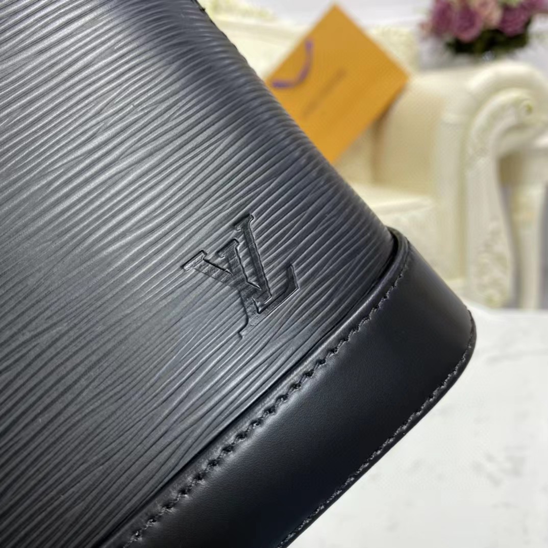 Louis Vuitton  Black Shoulder Bag （23.5-17.5-11.5CM） - 