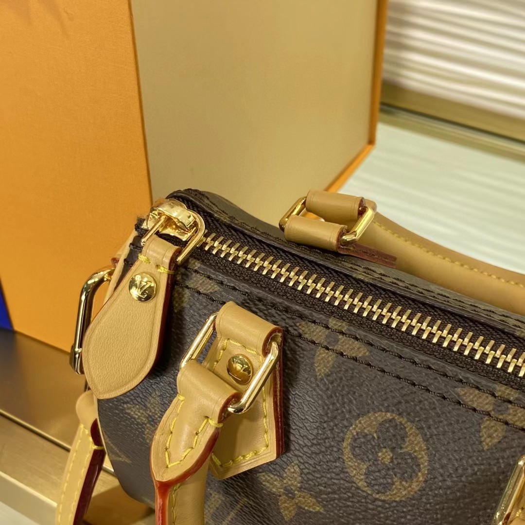 Louis Vuitton Black Monogram Leather Handbag （16-10.5-7CM） - 