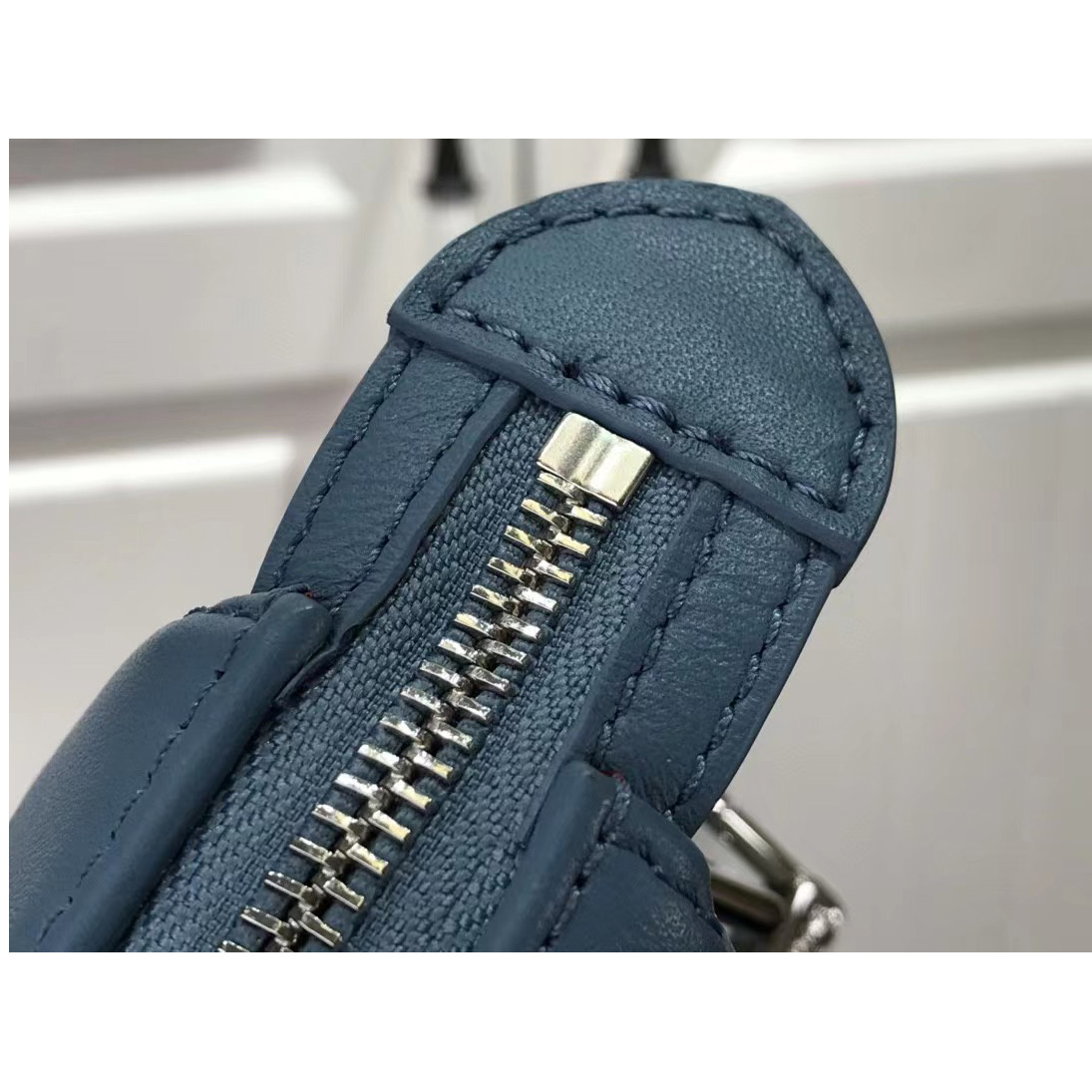 Louis Vuitton  Handbag （20 x 16 x 12cm） - PerfectKickZ