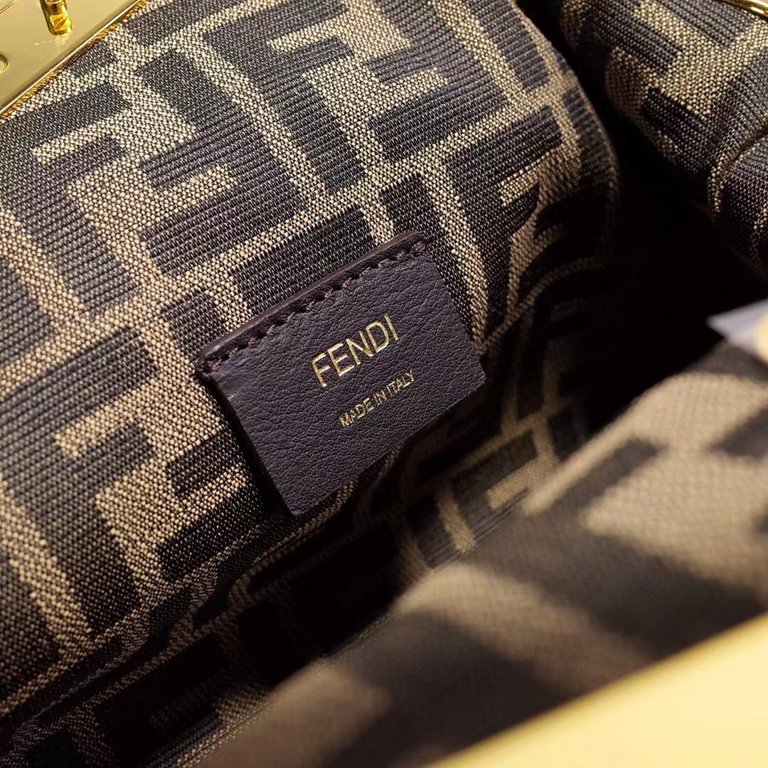 Fendi First Handbag（26-18-9.5cm） - 