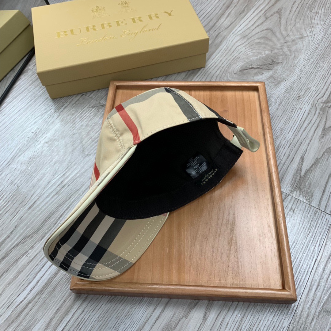 Burberry Vintage Check And Icon Stripe Baseball Cap - 