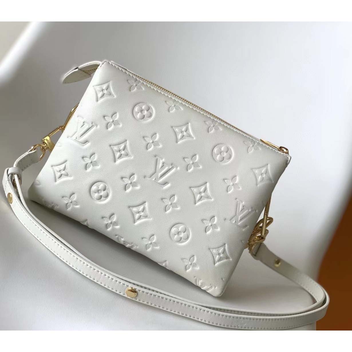 Louis Vuitton Coussin BB Handbag(21-16-7cm)  M20770 - PerfectKickZ
