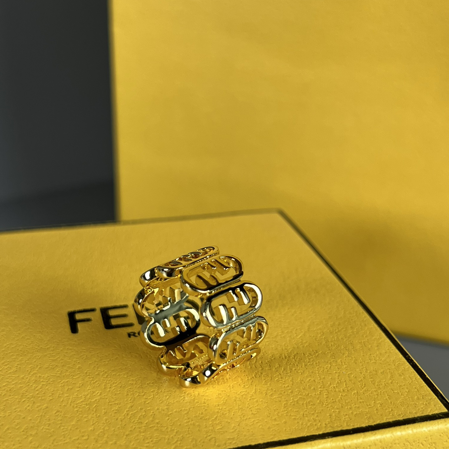 Fendi Fendi O’Lock Gold-Coloured Ring - PerfectKickZ