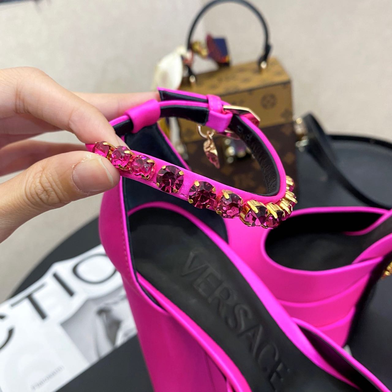 Versace Medusa Aevitsa Platform Pumps(15.5cm) - PerfectKickZ