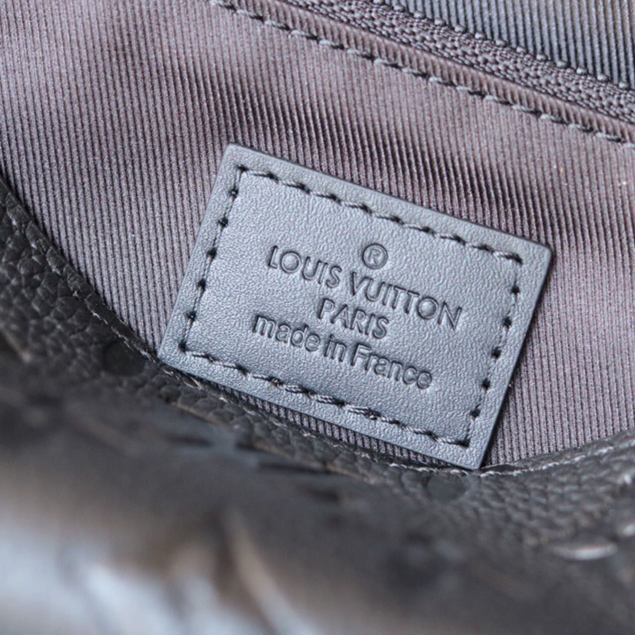 Louis Vuitton S Lock Sling Bag(21-15-4 cm) - PerfectKickZ