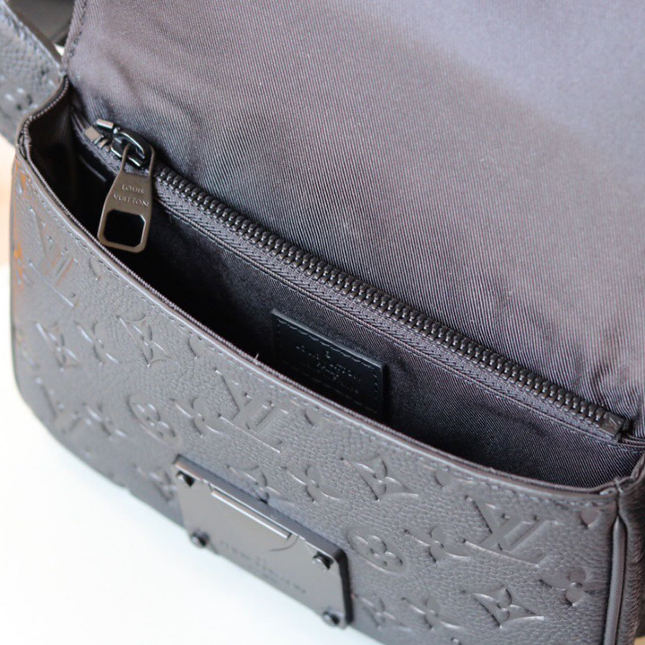Louis Vuitton S Lock Sling Bag(21-15-4 cm) - PerfectKickZ