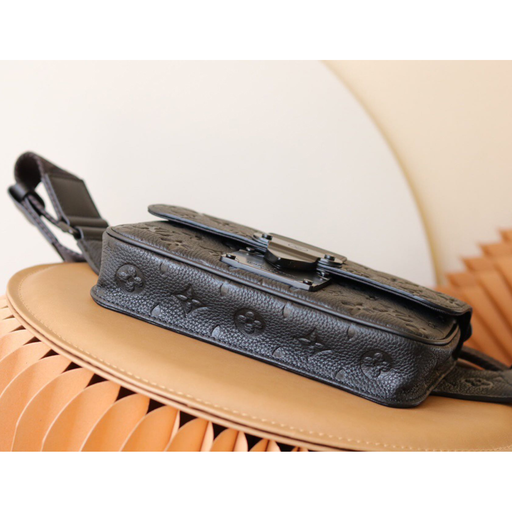 Louis Vuitton S Lock Sling Bag(21-15-4 cm) - PerfectKickZ