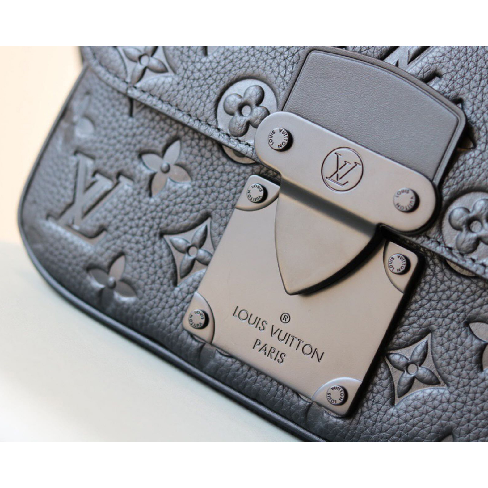 Louis Vuitton S Lock Sling Bag(21-15-4 cm) - PerfectKickZ