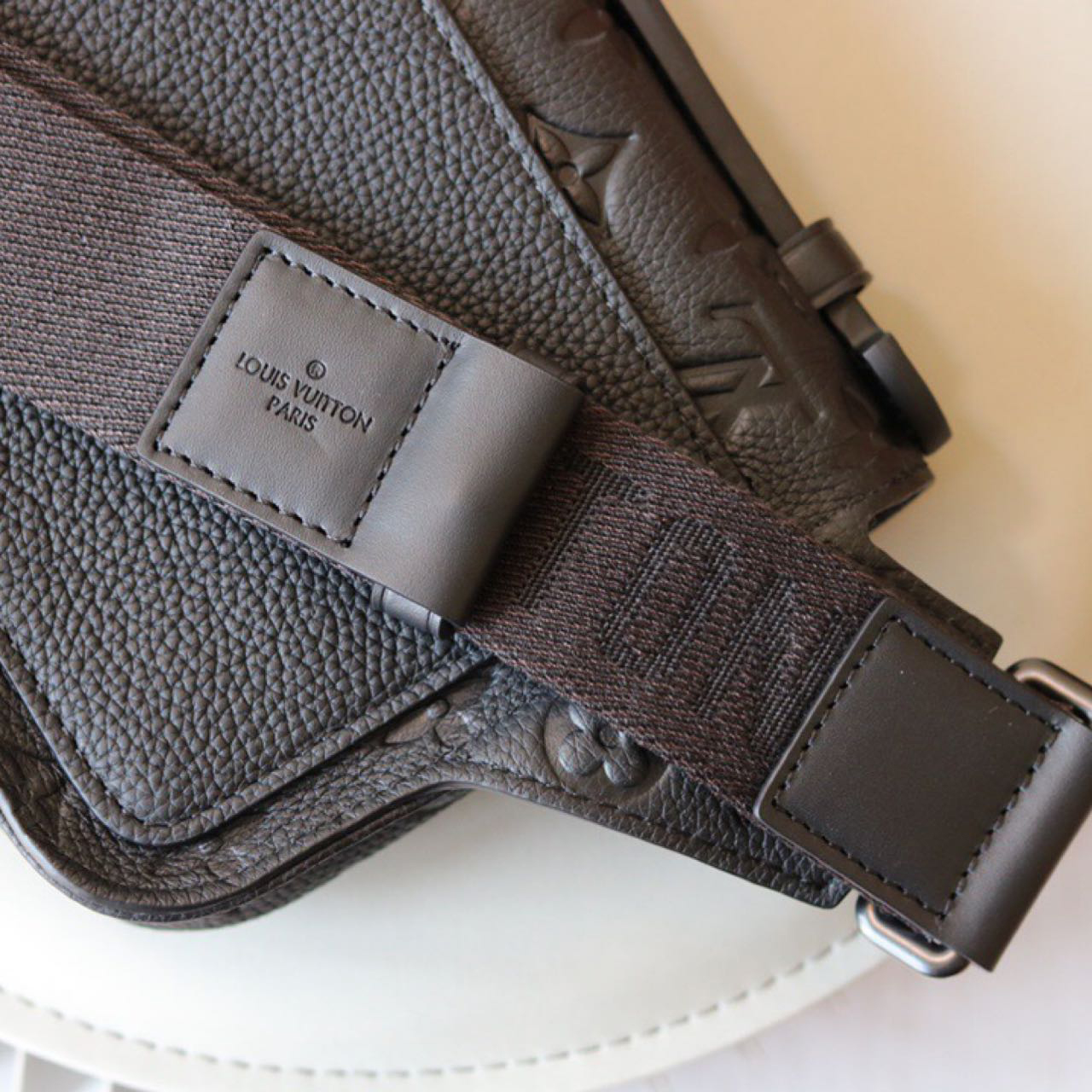 Louis Vuitton S Lock Sling Bag(21-15-4 cm) - PerfectKickZ