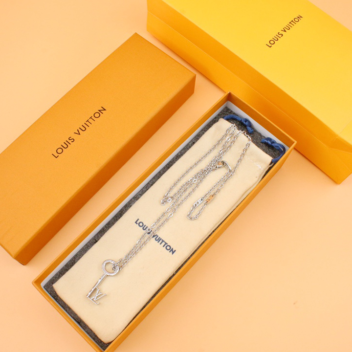 Louis Vuitton LV Key Pendant     M00678 - 