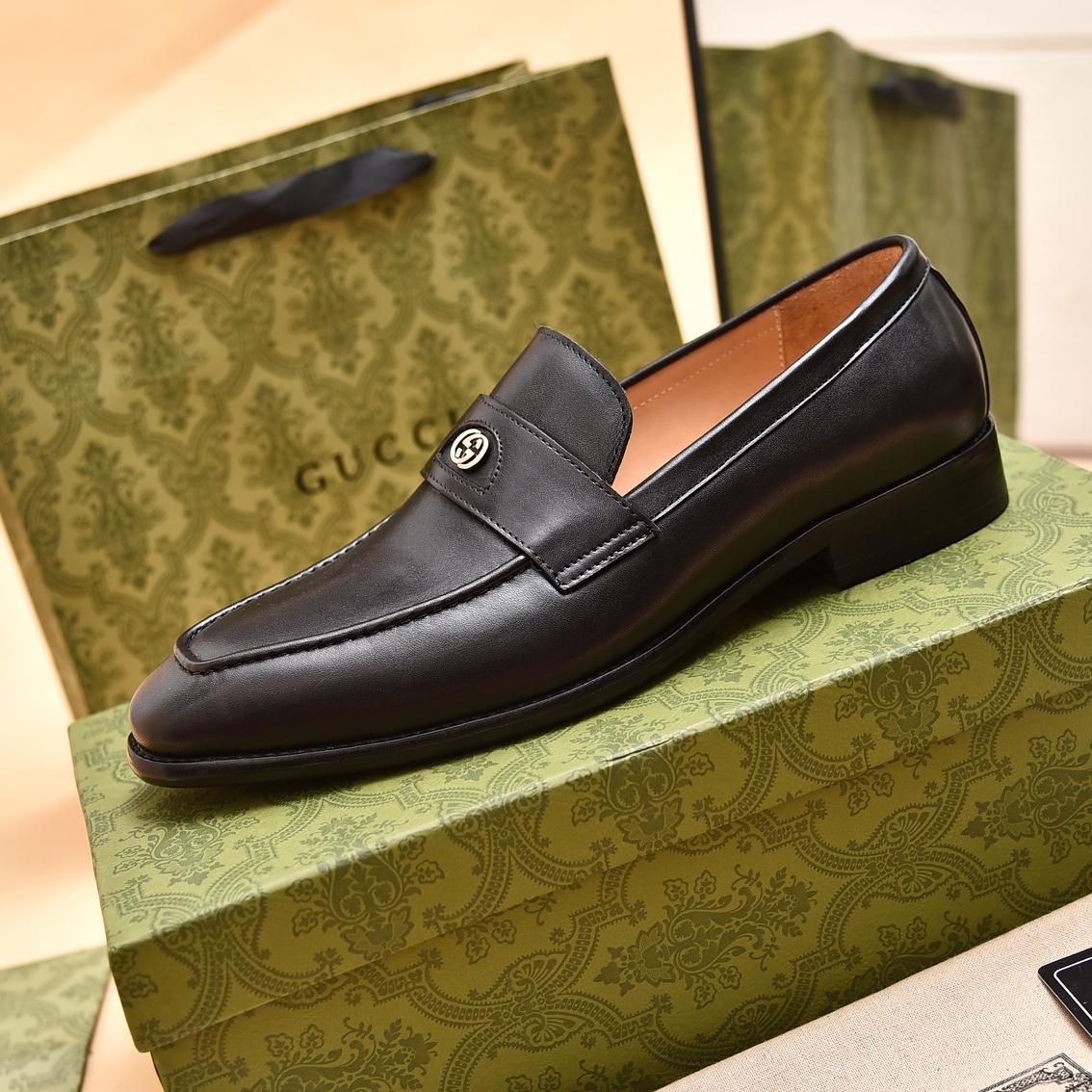 Gucci Men's Loafer With Interlocking G - PerfectKickZ