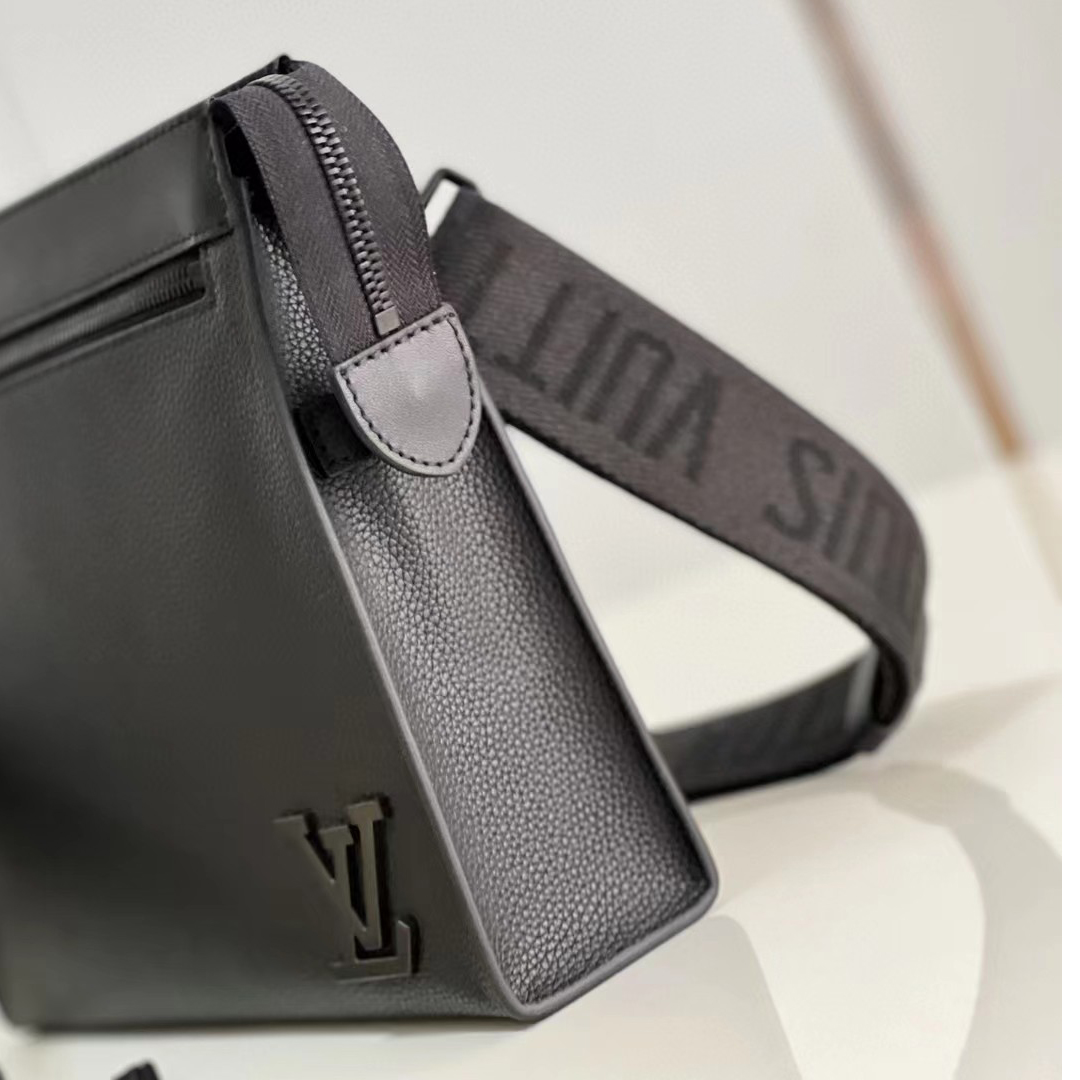 Louis Vuitton Messenger Voyage(28-21-6cm)    M59329 - PerfectKickZ