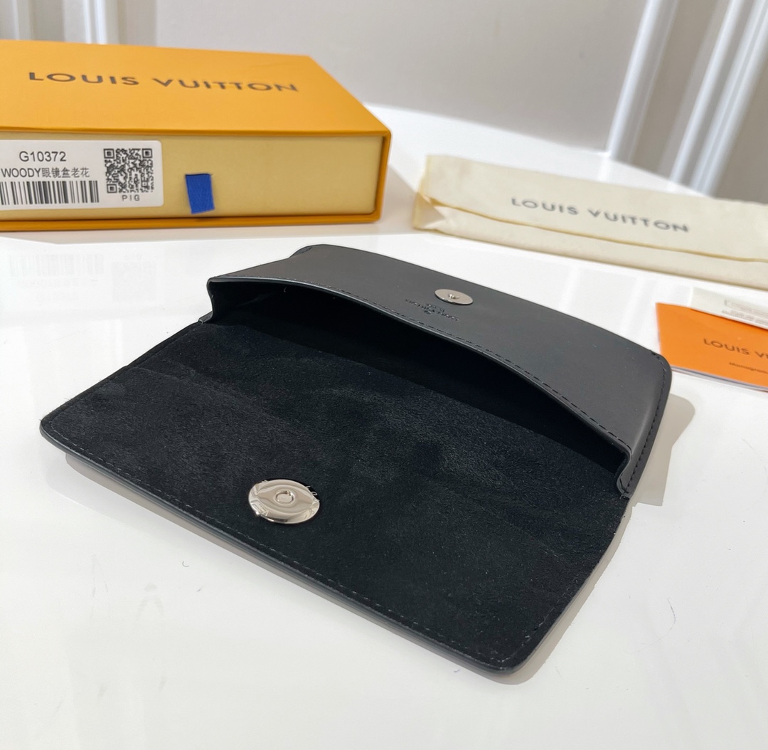 Louis Vuitton Woody Glasses Case   GI0296 - 