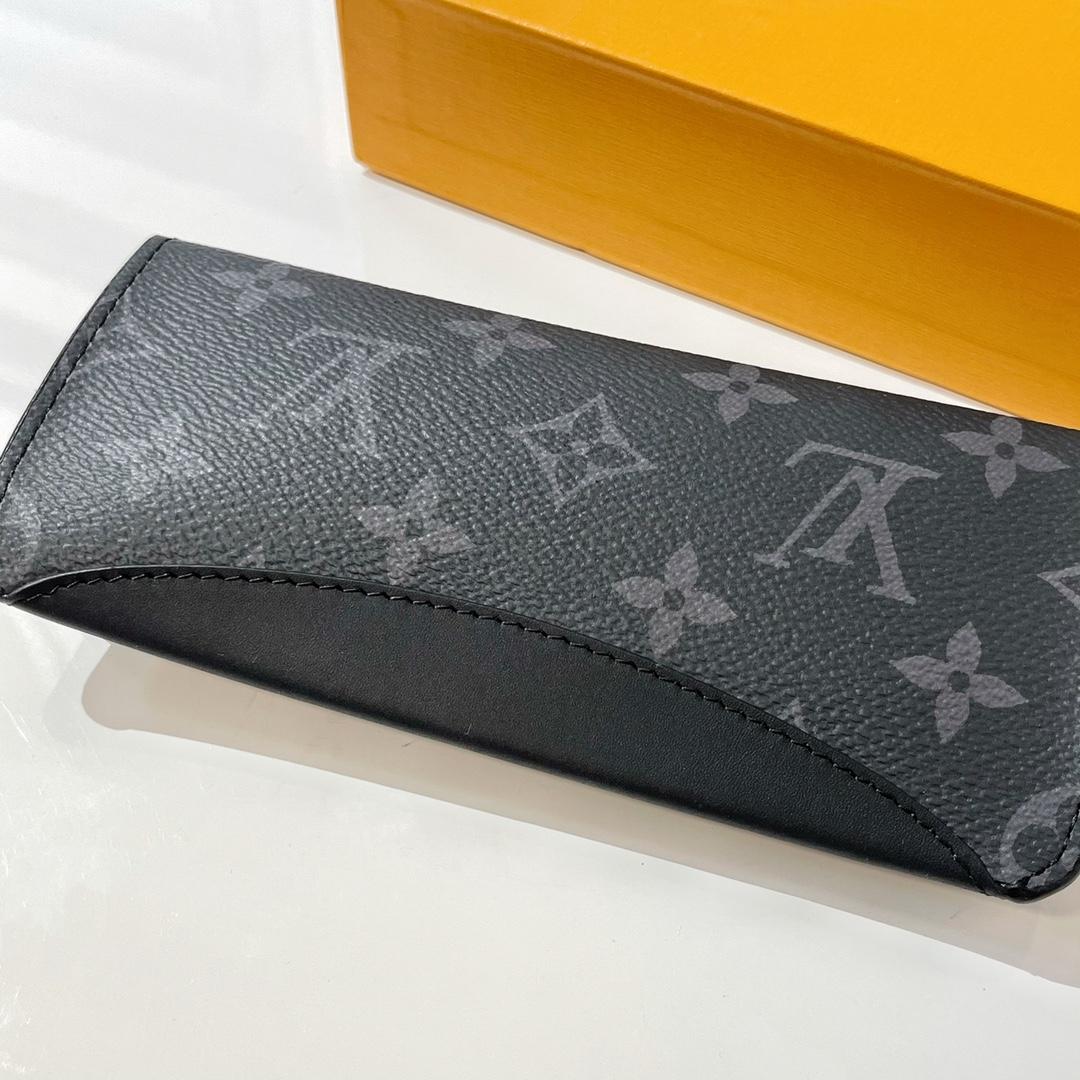 Louis Vuitton Woody Glasses Case   GI0296 - 
