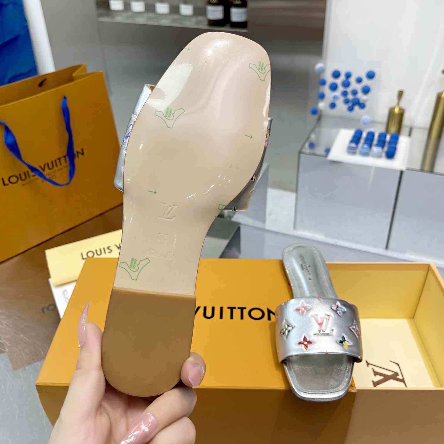 Louis Vuitton Revival Flat Mule     1AAOVA - PerfectKickZ