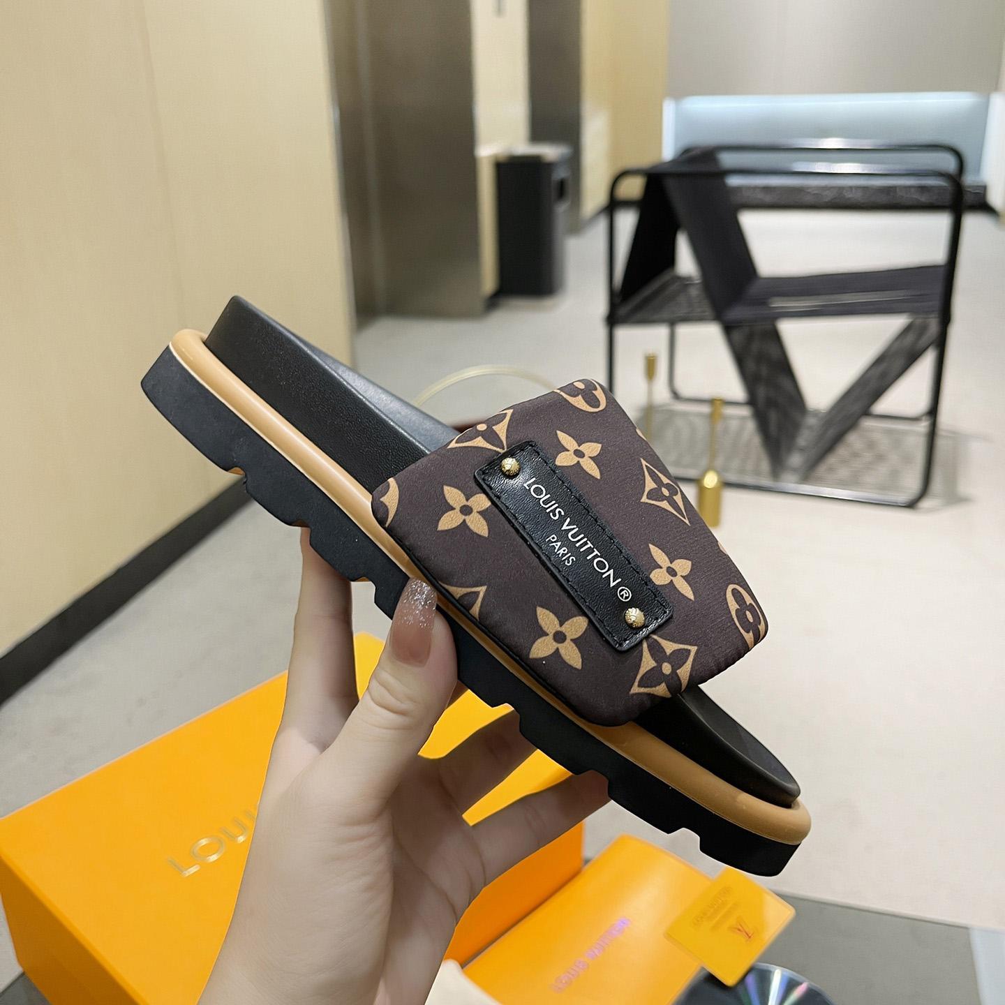 Louis Vuitton Pool Pillow Flat Comfort Mule    1AAEBX - PerfectKickZ