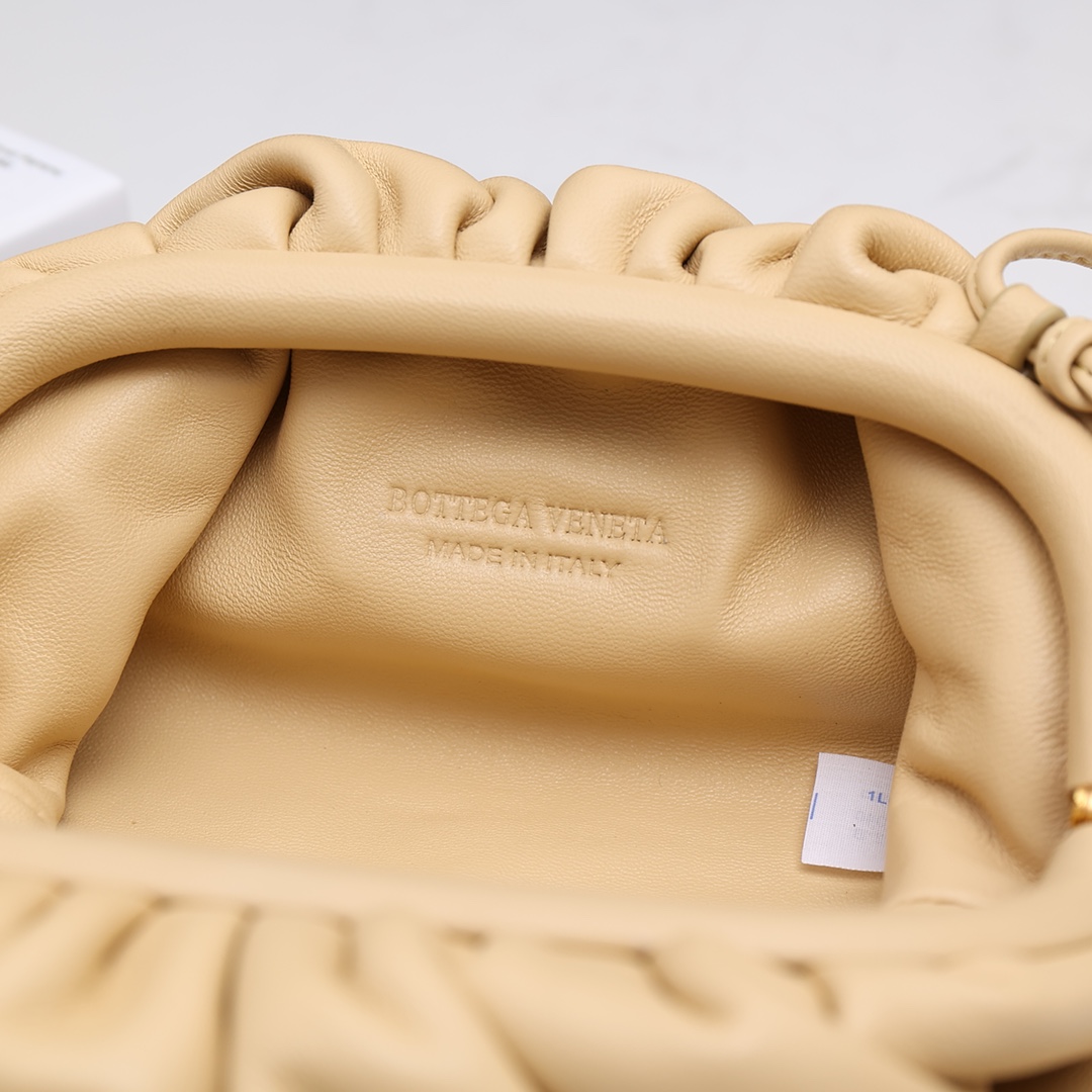 Bottega Veneta Mini Pouch(23-13-8cm) - PerfectKickZ