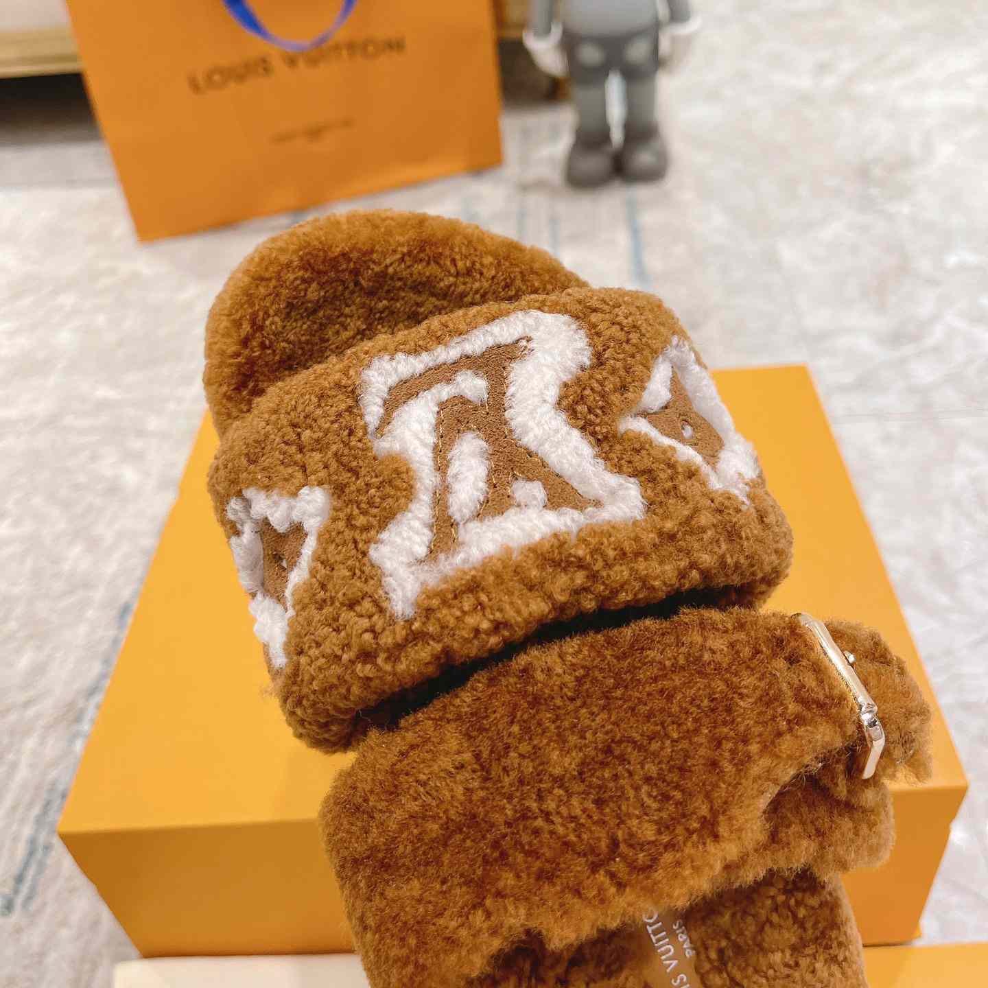 Louis Vuitton  Paseo Flat Comfort Mule     1AACRN - PerfectKickZ