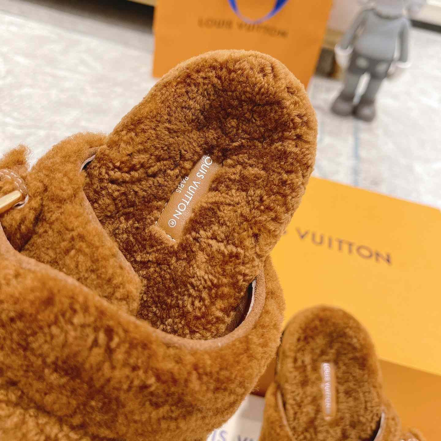 Louis Vuitton  Paseo Flat Comfort Mule     1AACRN - PerfectKickZ