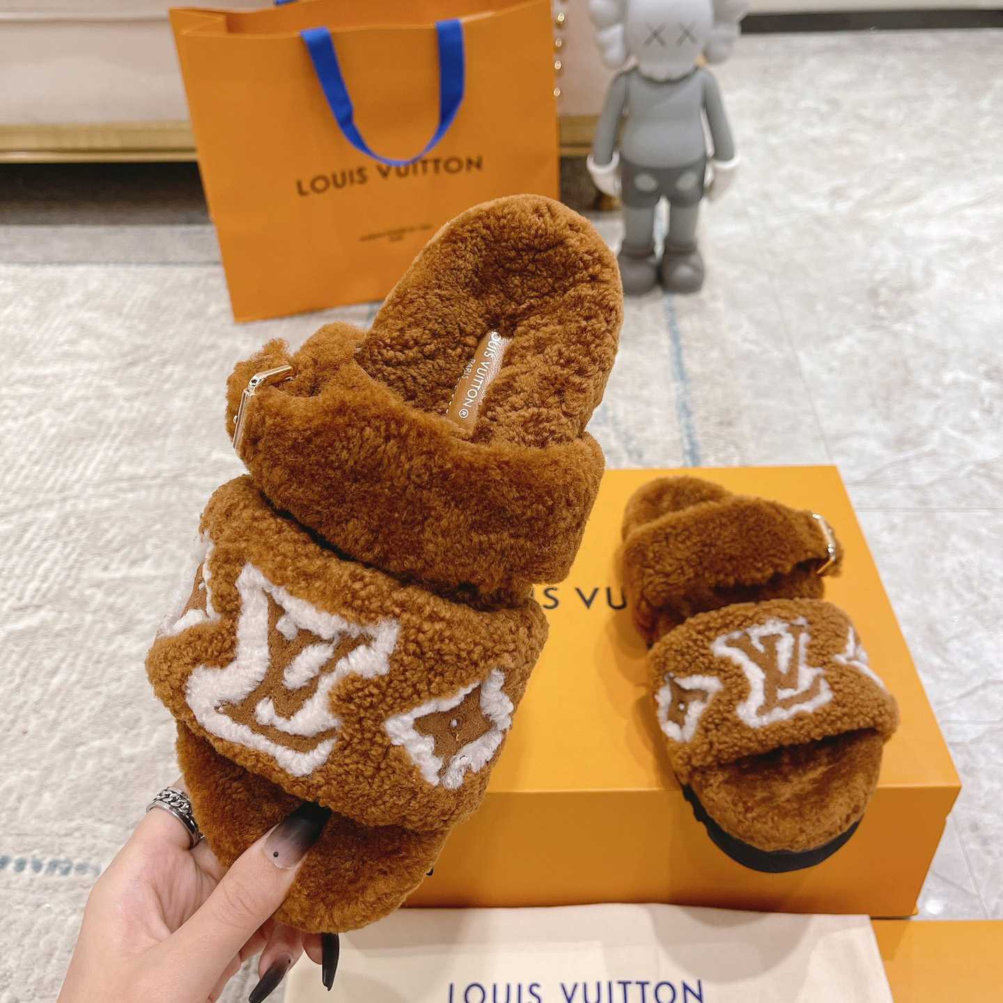 Louis Vuitton  Paseo Flat Comfort Mule     1AACRN - PerfectKickZ