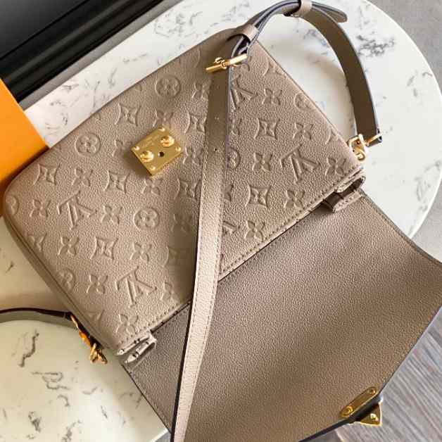 Louis Vuitton Pochette Métis Handbag (25-19-9cm)   M44881 - PerfectKickZ