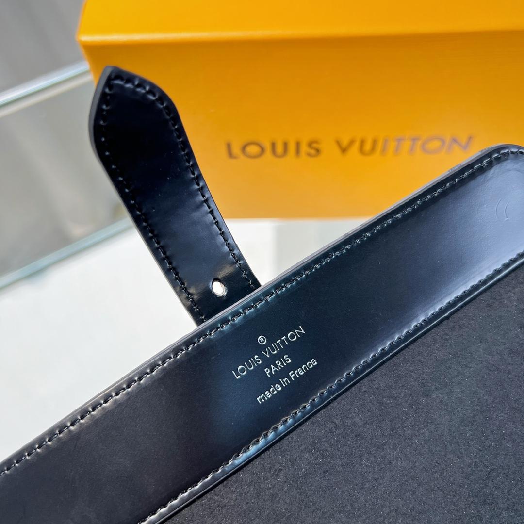 Louis Vuitton  3 Watch Case    - 
