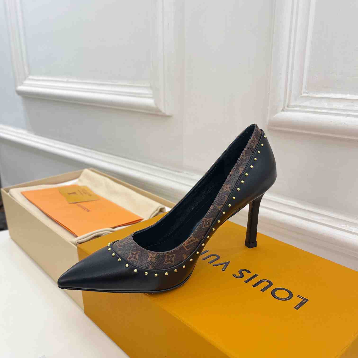 Louis Vuitton Signature Pump - PerfectKickZ