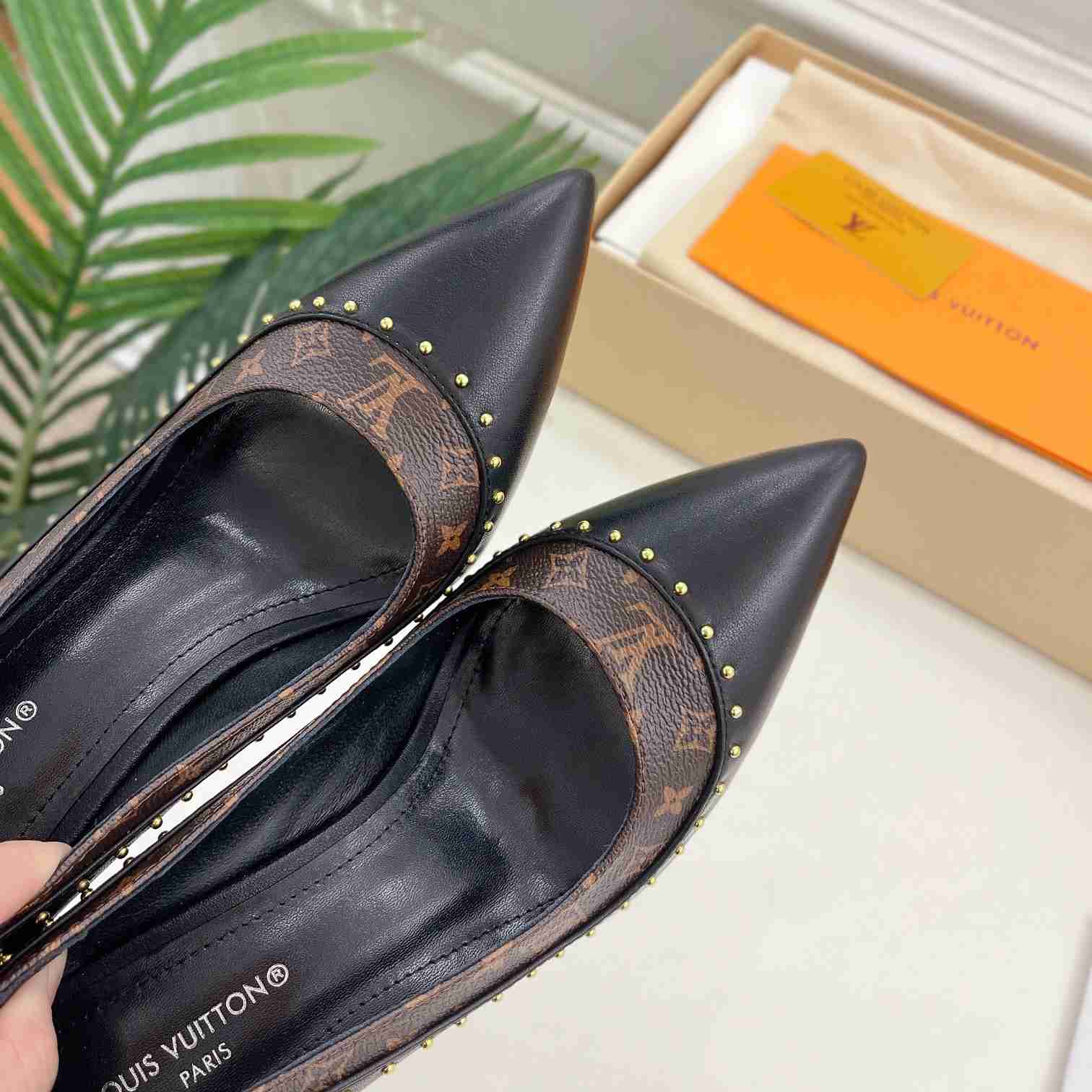 Louis Vuitton Signature Pump - PerfectKickZ