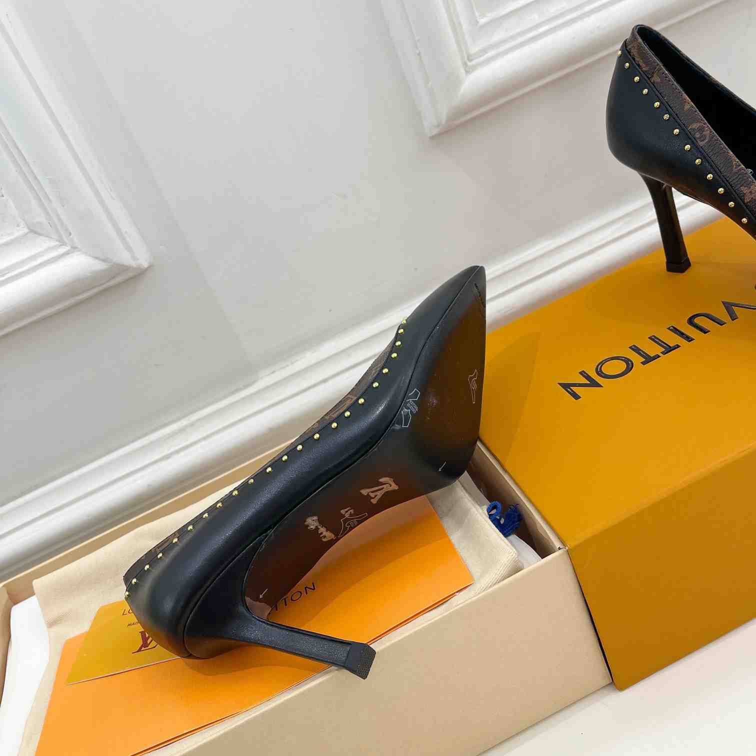 Louis Vuitton Signature Pump - PerfectKickZ