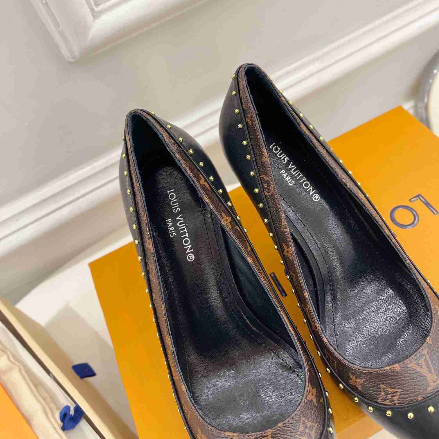 Louis Vuitton Signature Pump - PerfectKickZ