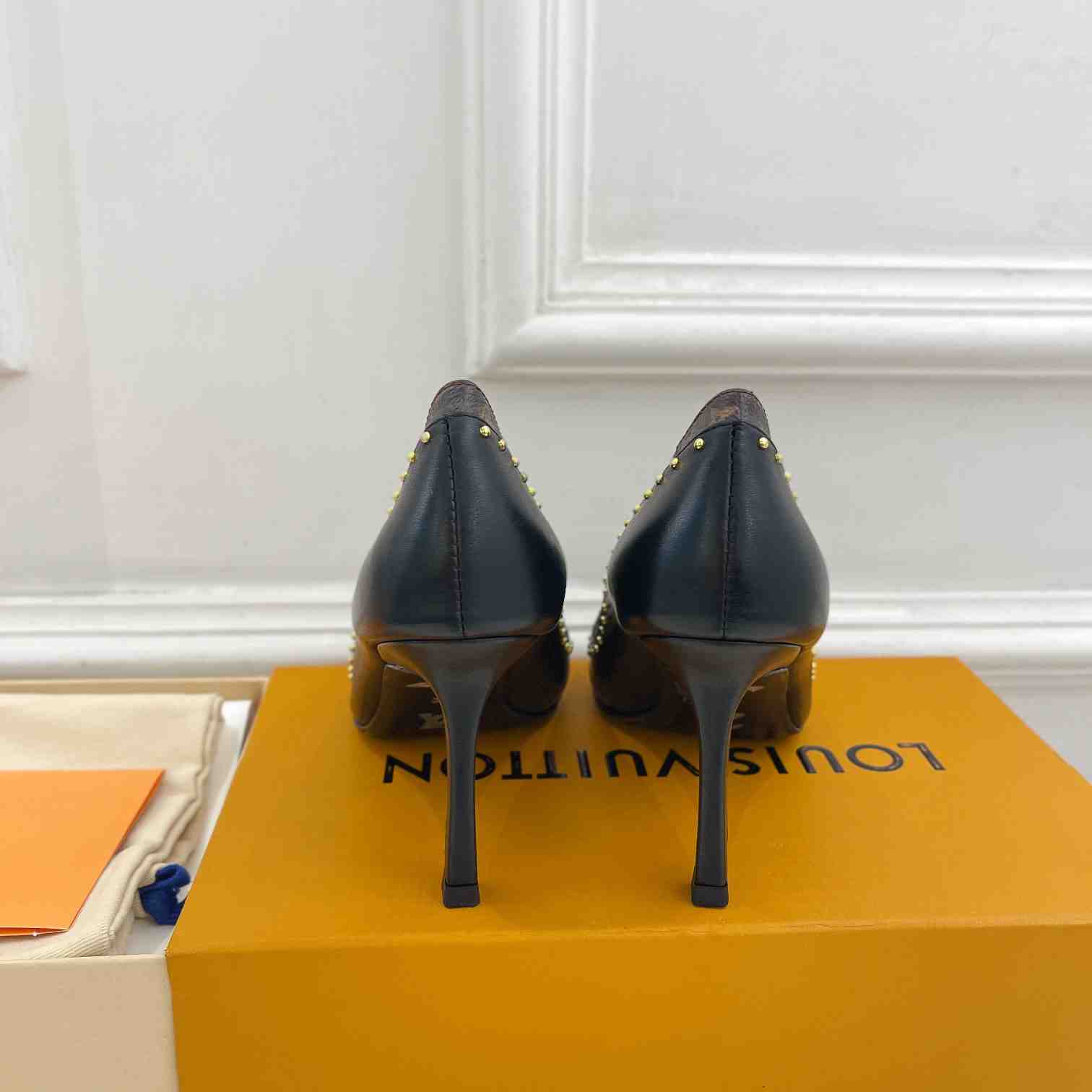Louis Vuitton Signature Pump - PerfectKickZ