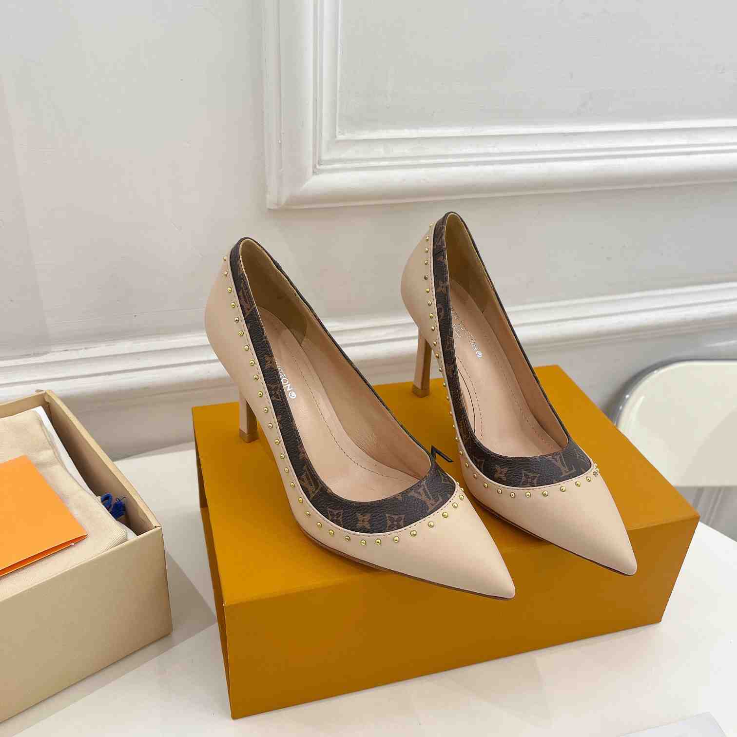 Louis Vuitton Signature Pump - PerfectKickZ