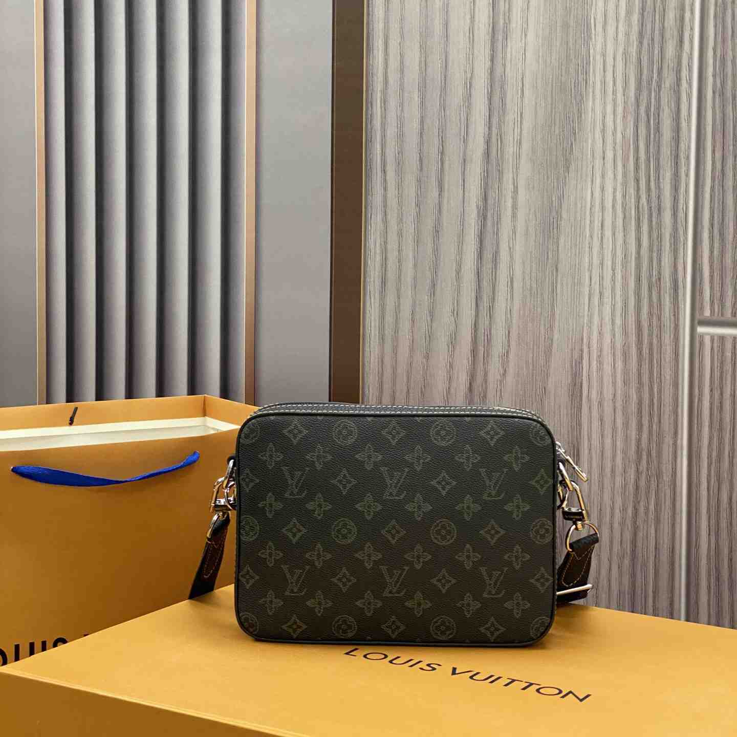Louis Vuitton Trio Messenger(25-18.5-7cm)   M46340 - PerfectKickZ