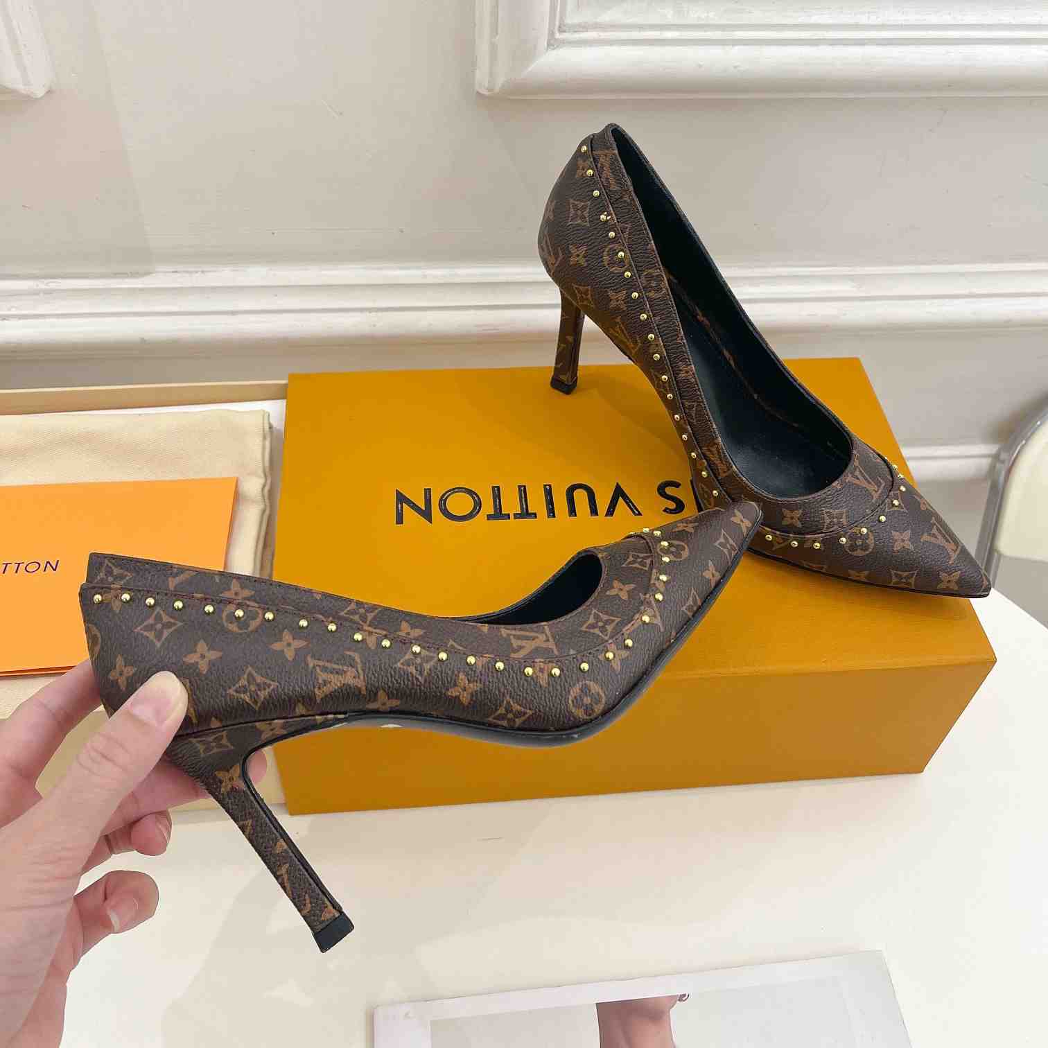 Louis Vuitton Signature Pump - PerfectKickZ