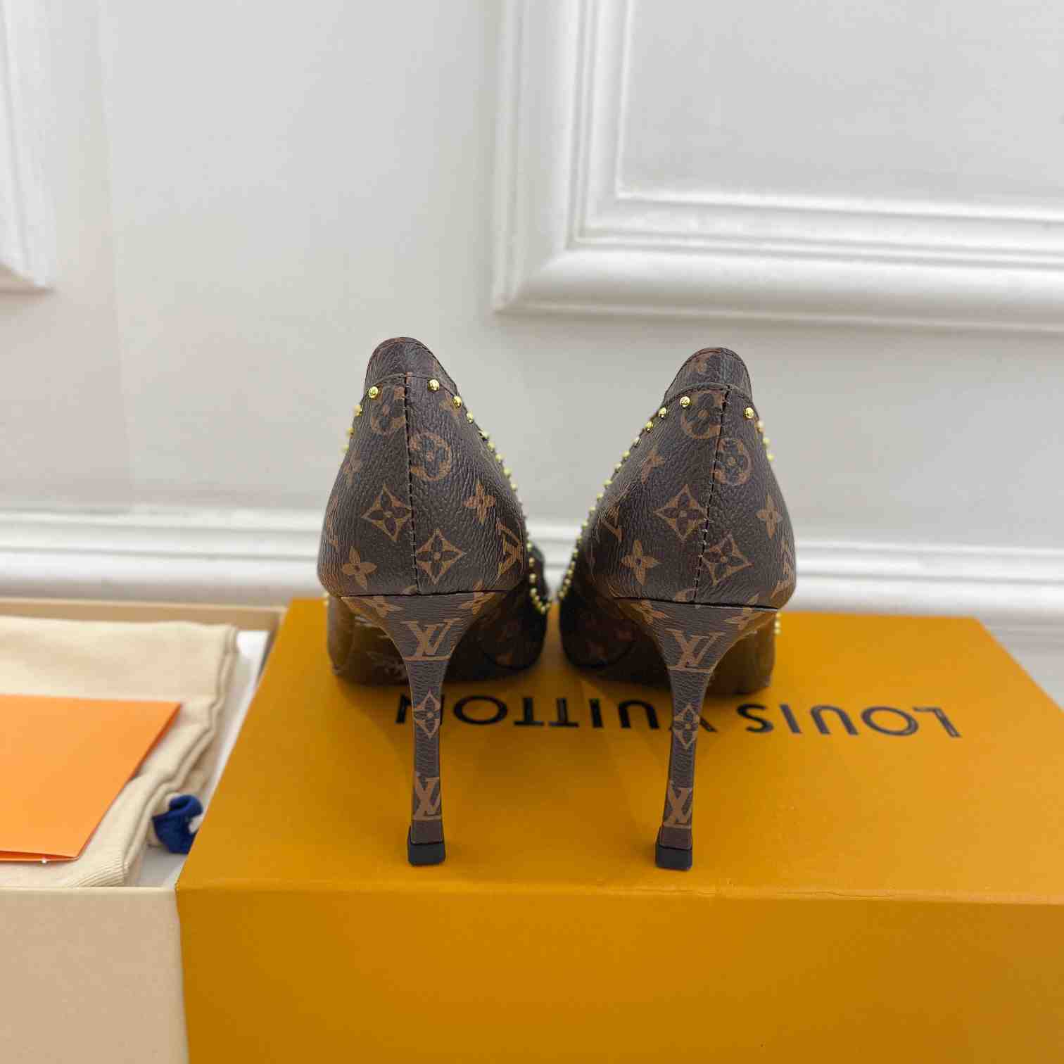 Louis Vuitton Signature Pump - PerfectKickZ