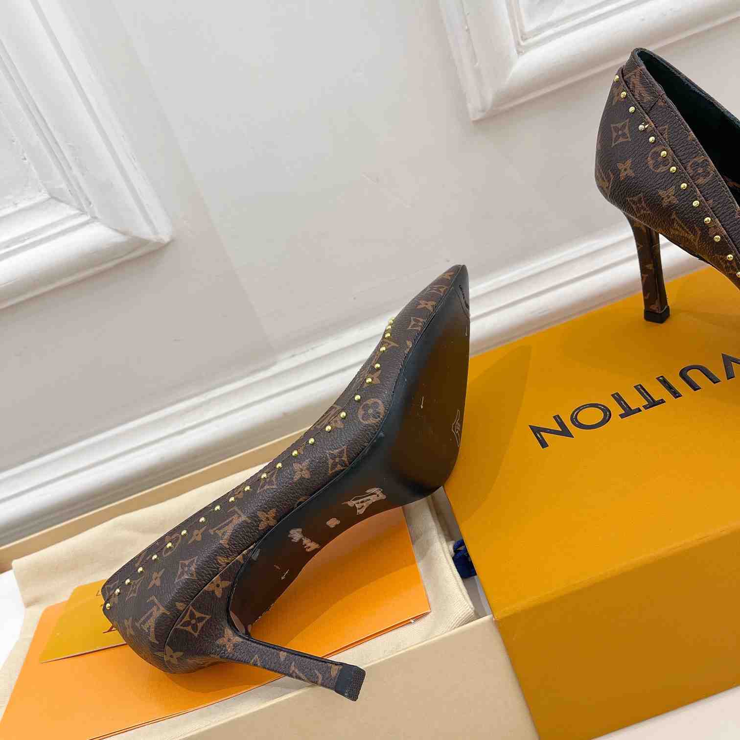 Louis Vuitton Signature Pump - PerfectKickZ