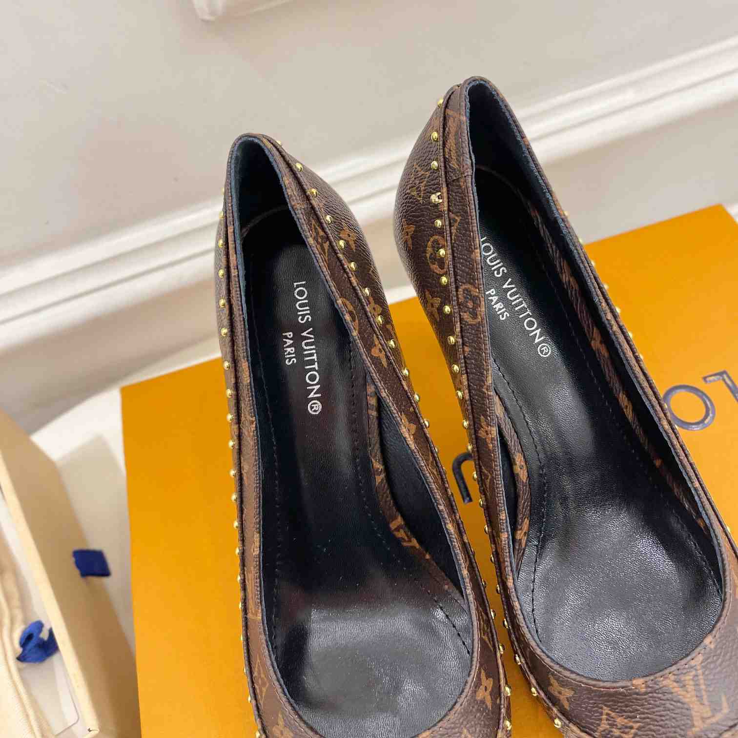Louis Vuitton Signature Pump - PerfectKickZ