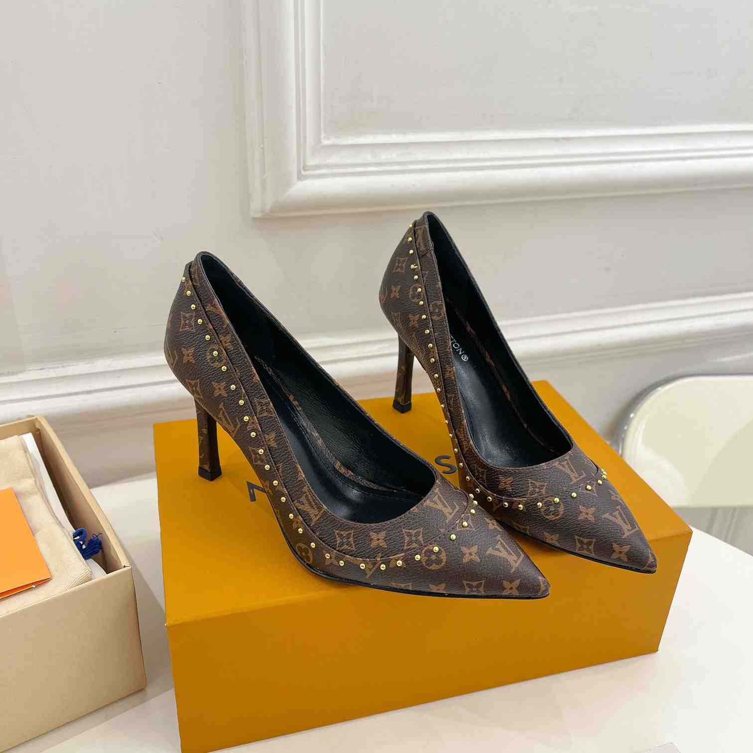 Louis Vuitton Signature Pump - PerfectKickZ
