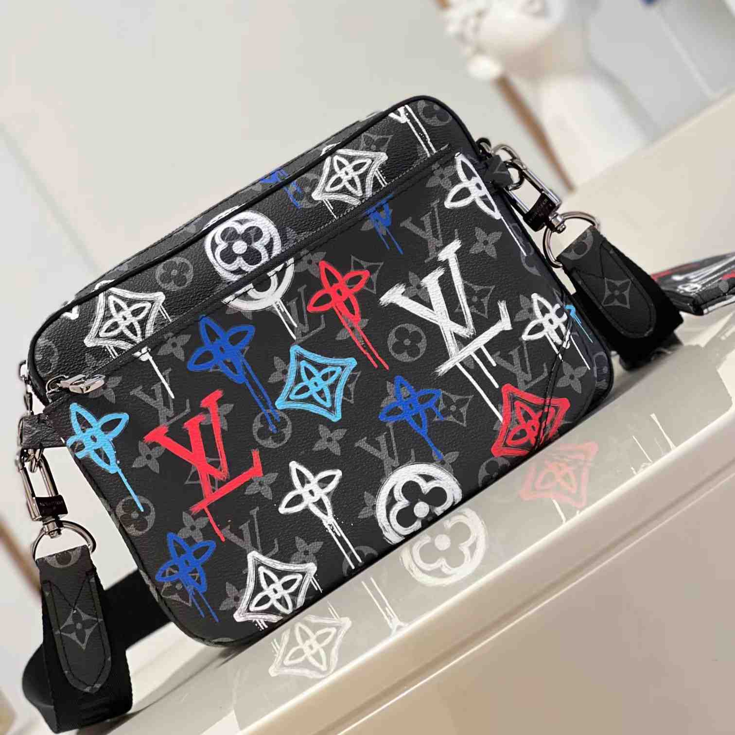 Louis Vuitton Trio Messenger(25-18.5-7cm)   M21396 - PerfectKickZ