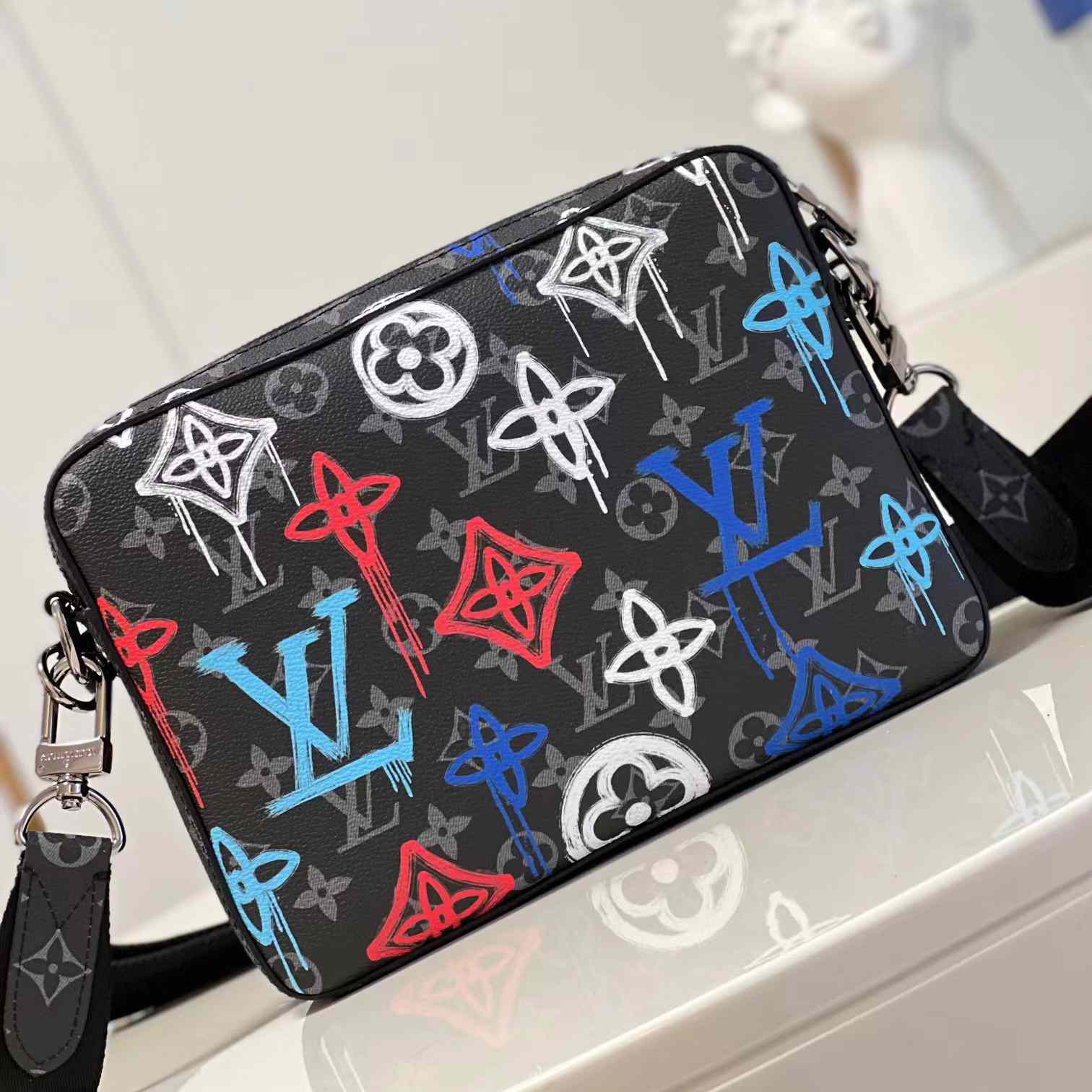 Louis Vuitton Trio Messenger(25-18.5-7cm)   M21396 - PerfectKickZ