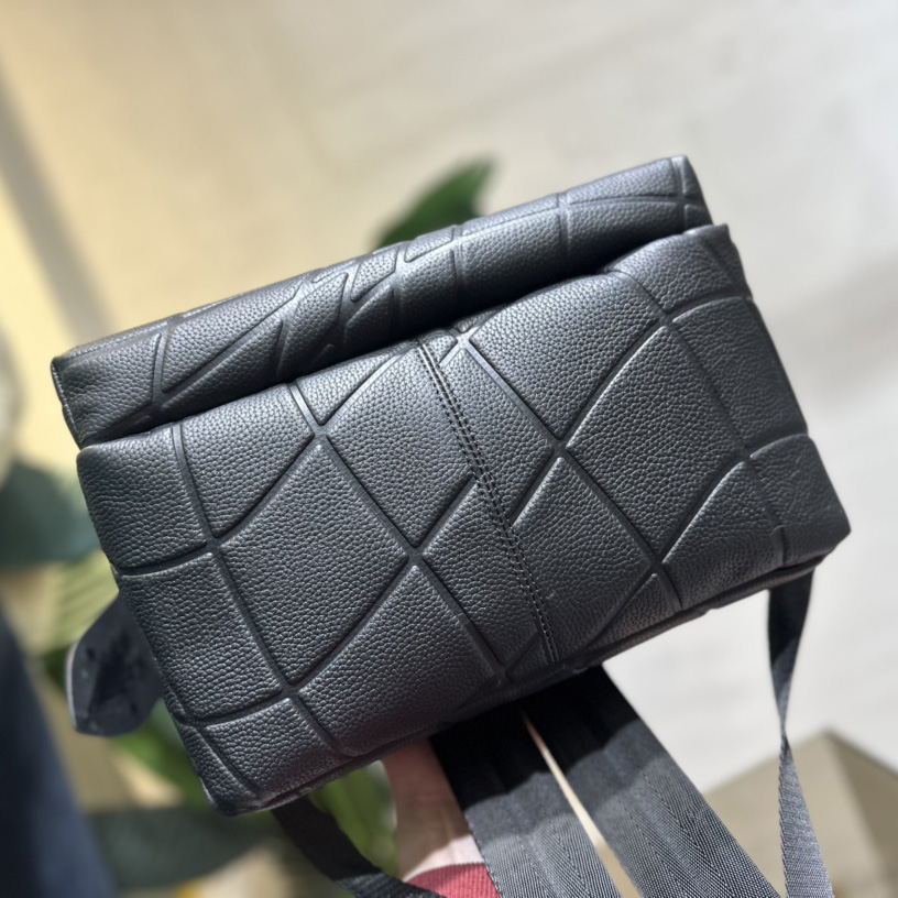 Louis Vuitton Discovery Backpack(30-40-20cm)  M21391 - PerfectKickZ