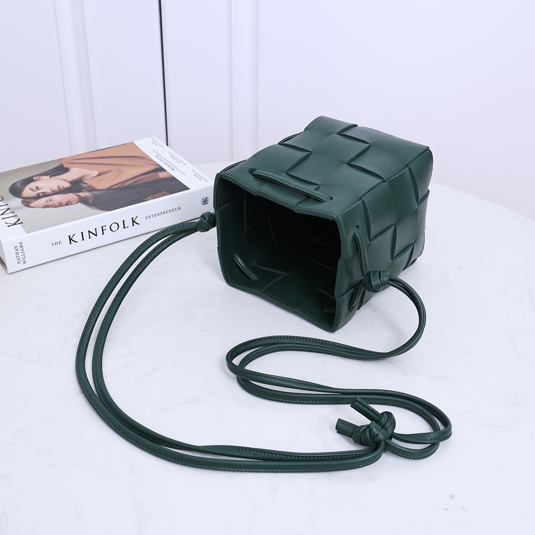 Bottega Veneta Small Cassette Bucket Bag - PerfectKickZ